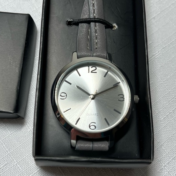 New Avon Criss Cross watch. Grey. Signature Collection. NIB - Picture 2 of 3